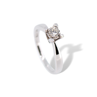 Anello solitario in oro bianco 18 kt con diamante 0.30 ct VS G – Eleganza decisa firmata Idee Preziose dal 1987 - IP.AK18B/21D